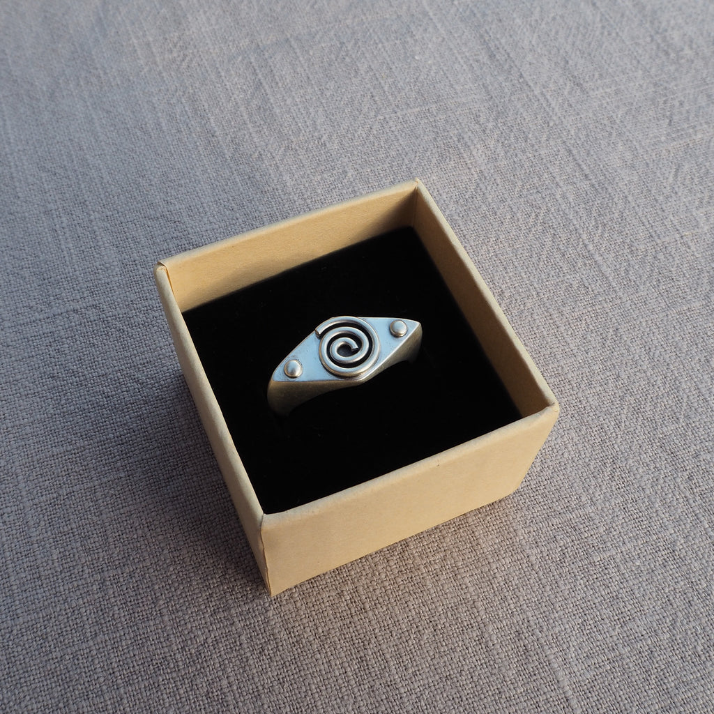 Diamond swirl signet